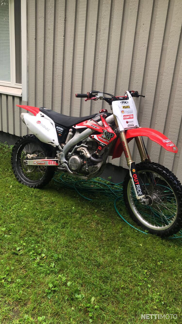 Honda CRF vaihtoa voi ehdottaa kaikkeen moottorilla liikkuvaan 450 cm³