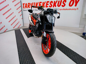 KTM 890
