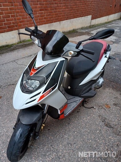 2012 Aprilia SR Motard 50 Review