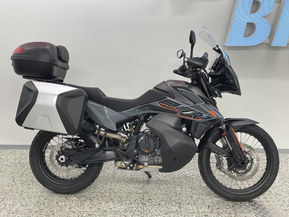 KTM 890