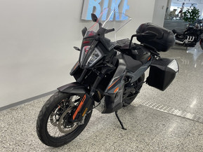 KTM 890
