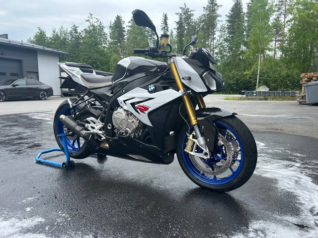 BMW S