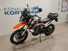 KTM 890