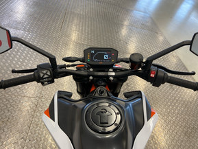 KTM 890