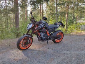 KTM 890