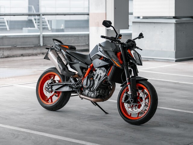 KTM 890