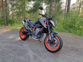 KTM 890