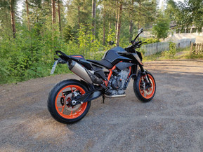 KTM 890