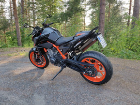 KTM 890