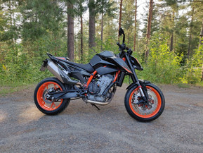 KTM 890