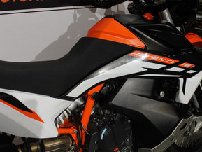 KTM 890