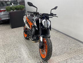 KTM 890