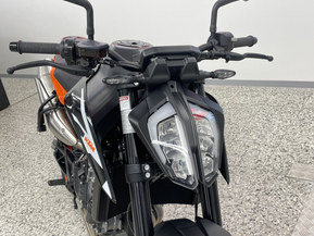 KTM 890