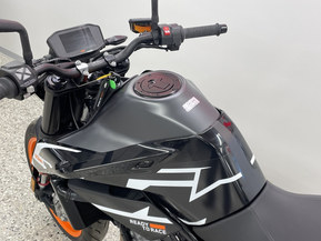 KTM 890