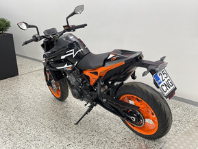 KTM 890