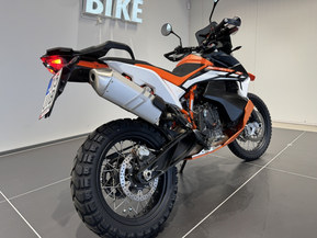 KTM 890