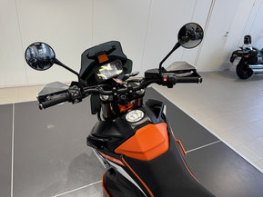KTM 890