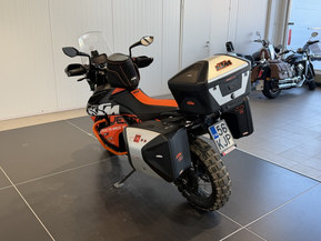 KTM 890