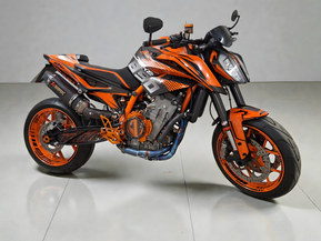 KTM 890