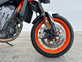KTM 890