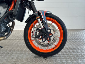 KTM 890