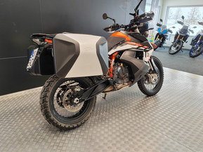 KTM 890