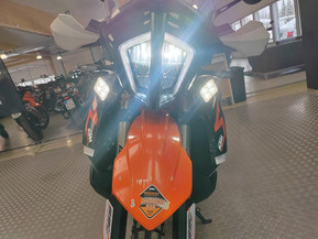 KTM 890