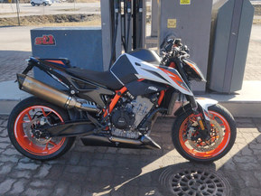 KTM 890