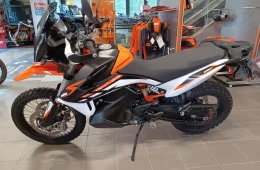 KTM 890
