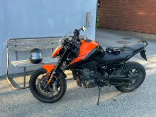 KTM 890