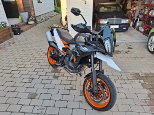 KTM 890