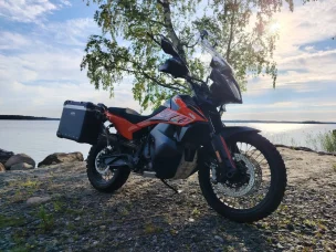 KTM 890