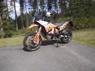 KTM 890